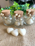 Potes de vidro com mini corações de sabonete