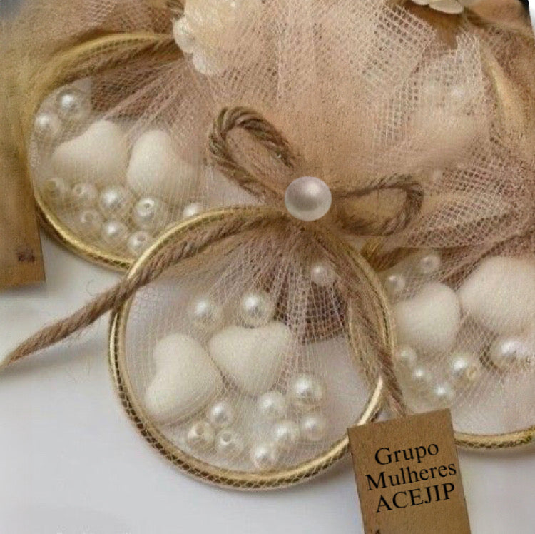 10 lembrancinhas no arco de tule com mini corações de sabonete