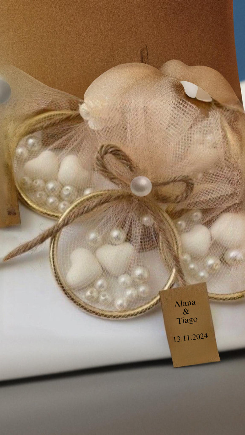 10 lembrancinhas no arco de tule com mini corações de sabonete