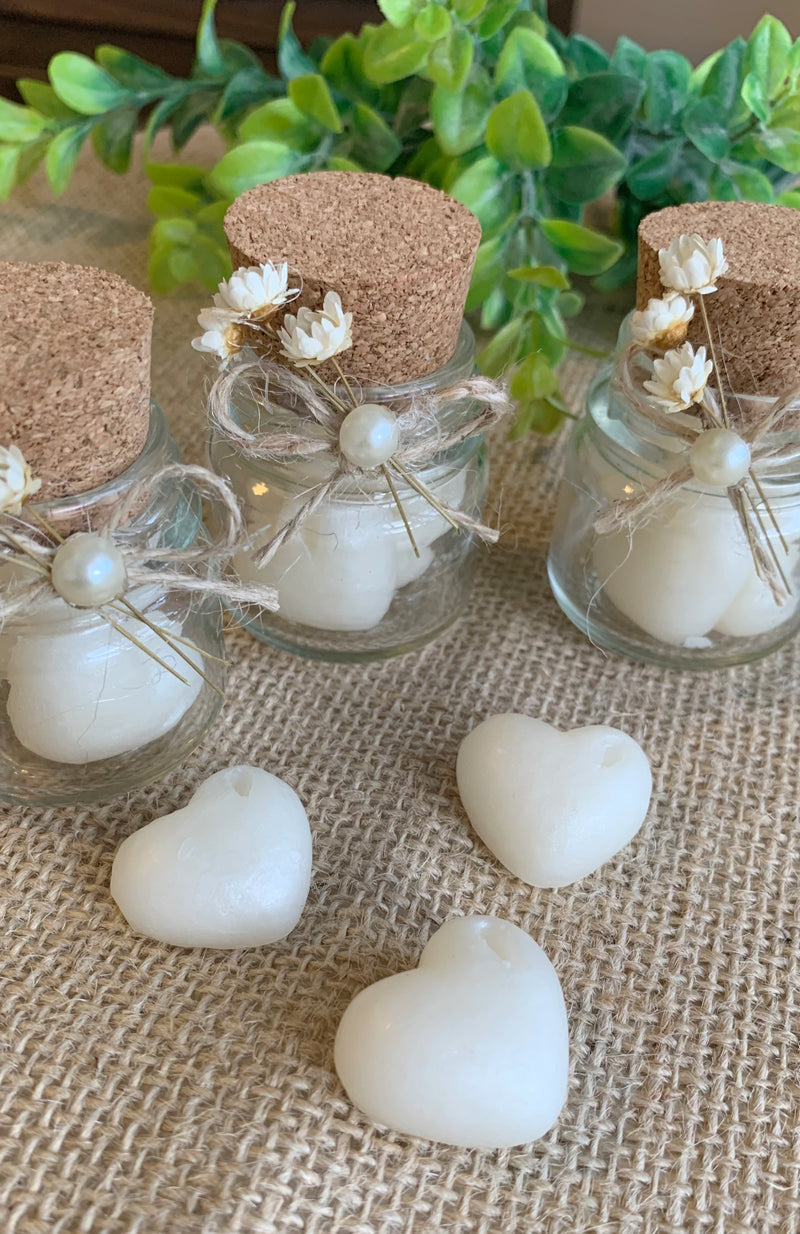 Potes de vidro com mini corações de sabonete
