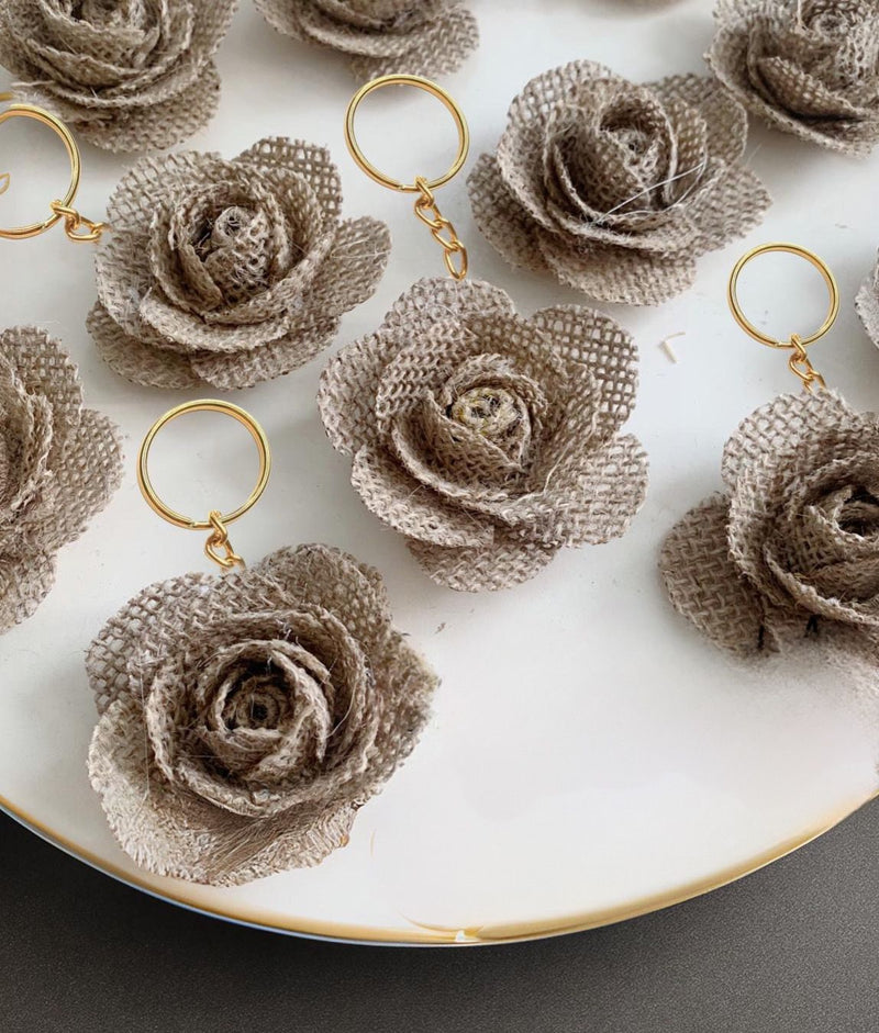 lembrancinhas de rosa de juta - chaveiro