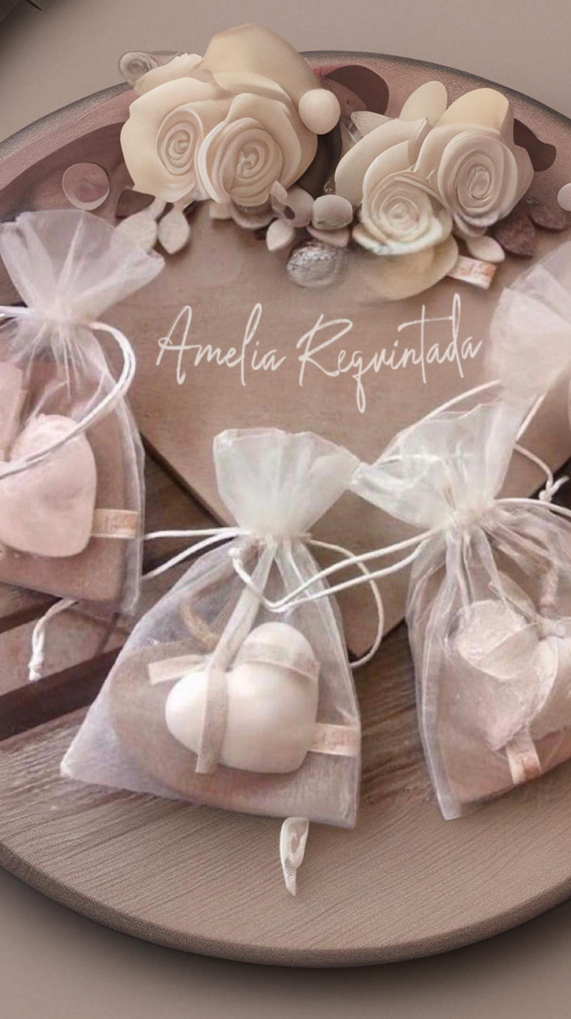 20 mini corações de sabonete perolizado liso com saquinhos de organza