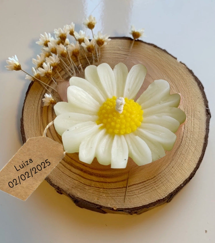 Lembrancinha com bolacha de madeira e margarida mini vela unidade