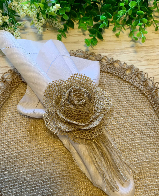KIT COM 6 PORTA GUARDANAPOS COM ROSA DE JUTA com fios Dourados  com trançado pendente