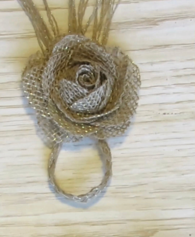 KIT COM 6 PORTA GUARDANAPOS COM ROSA DE JUTA com fios Dourados  com trançado pendente