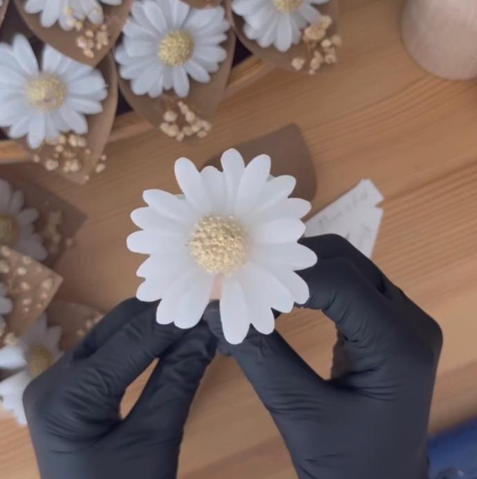 kit com 10 mini margaridas velas no papel kraft