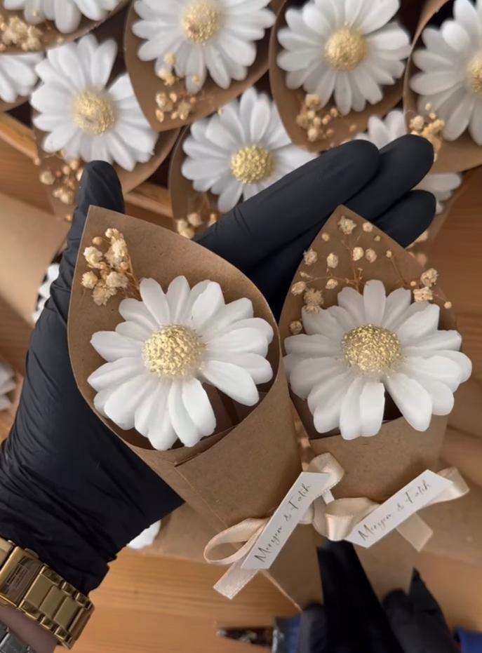 kit com 10 mini margaridas velas no papel kraft