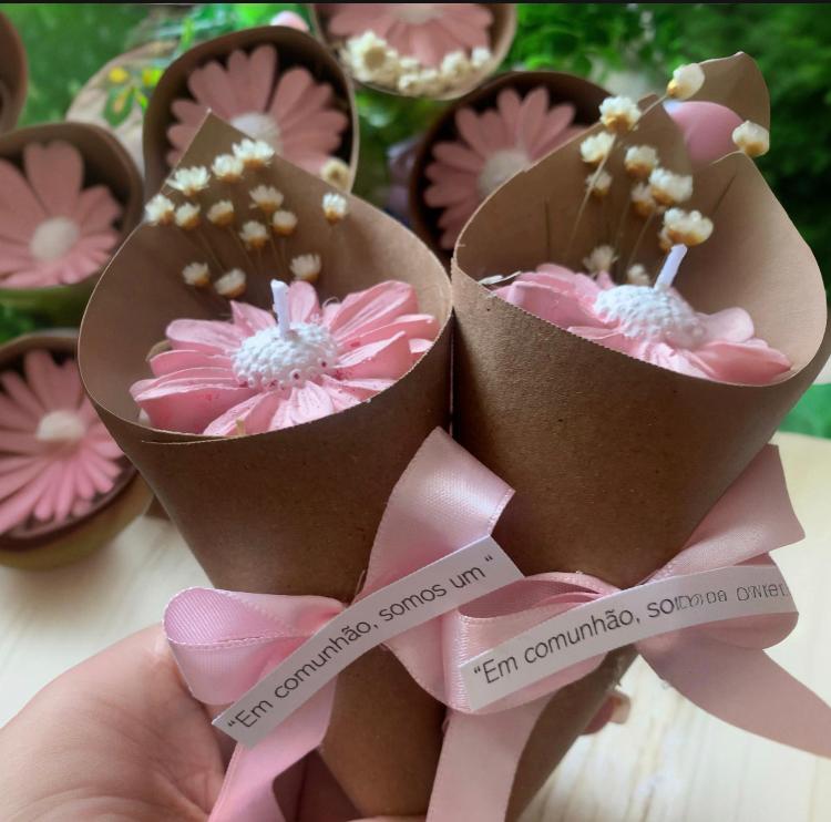kit com 10 mini margaridas velas no papel kraft rosa