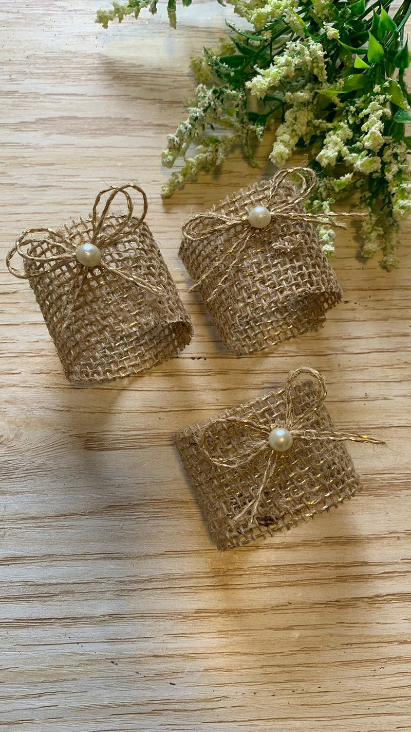 12 Porta guardanapos com fios dourado de juta