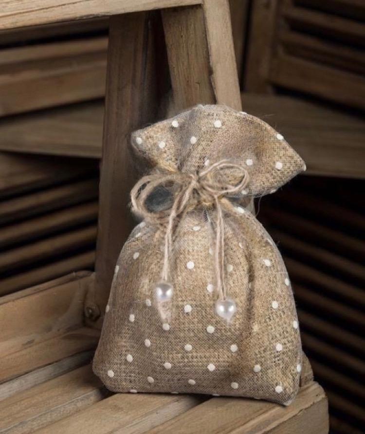 20 saquinhos de juta 10 x 15 cm  de juta com poa e fios com detalhe em perola