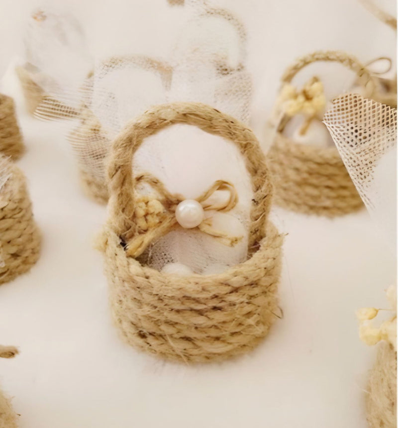 5 Lembrancinhas  de Cesta de Sisal com sache de mini coracoes e tule