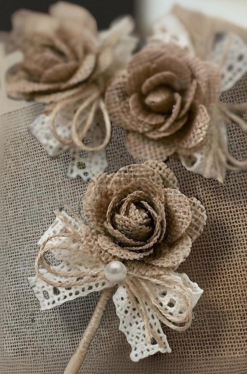 12 peças  - 6 Lapelas e 6 Cosarges de Rosas de Juta, padrinhos e madrinhas casamento rustico praia campo