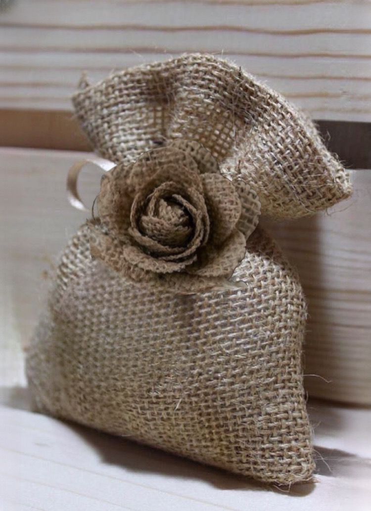 10 saquinhos de juta 10 x 15 cm com rosa de juta com fios de cetim