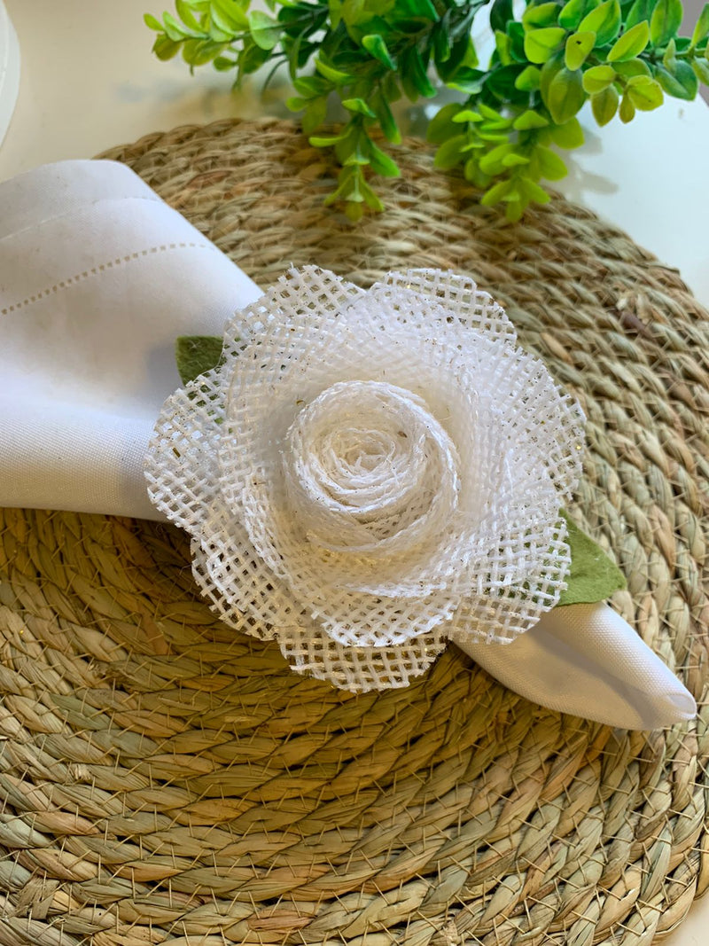 Porta guardanapo rustico com rosas de juta branca com brilho e com folhas