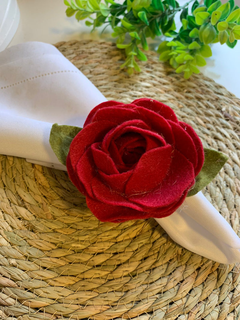 Porta guardanapo rustico com rosas vermelhas e argola de madeira