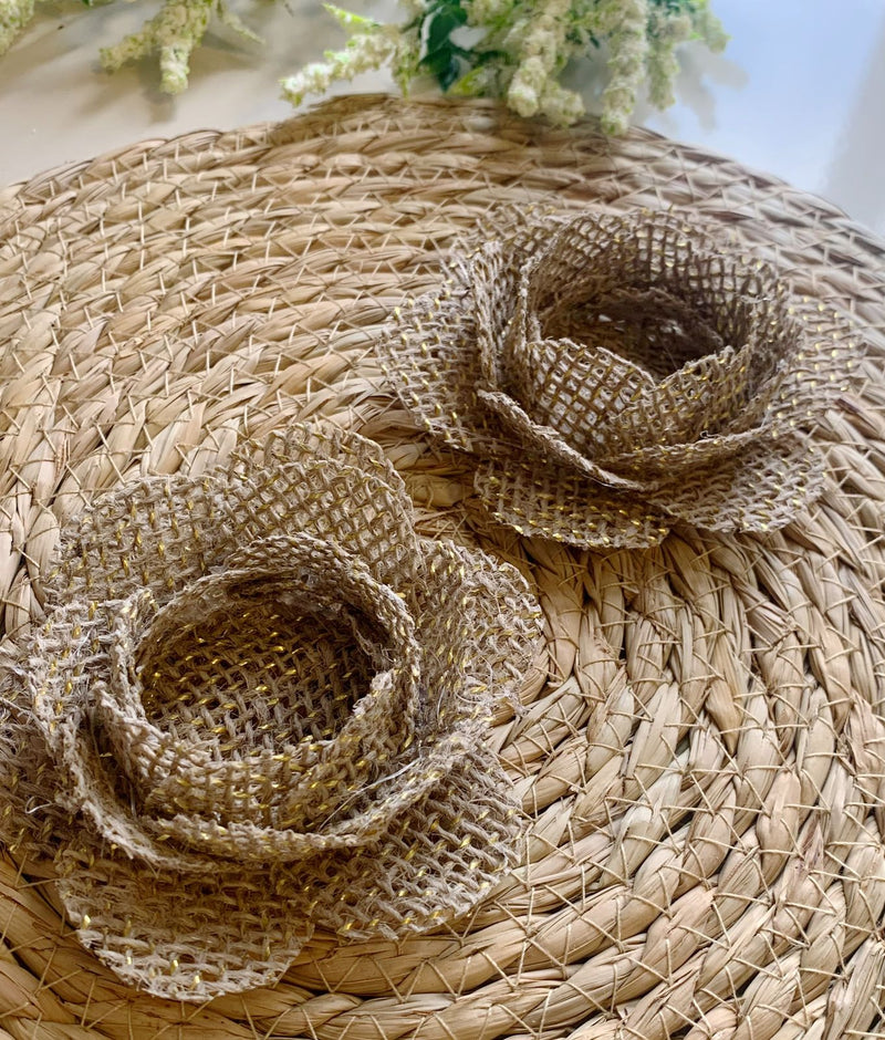 Forminhas para docinhos e bombom de rosa de juta natural com fios dourados