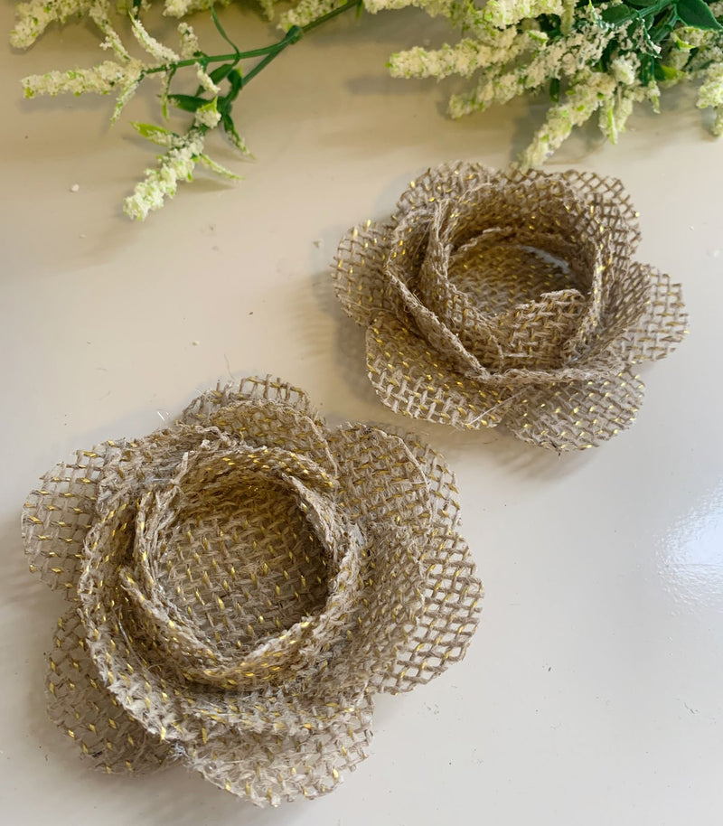 Forminhas para docinhos e bombom de rosa de juta natural com fios dourados