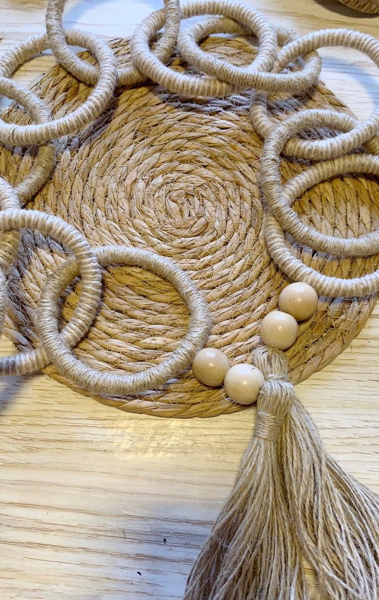 Colar de mesa com argolas e pendente