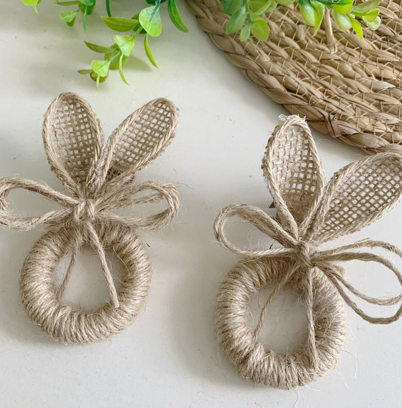 kit com coelhinhos orelha de juta com argola de madeira