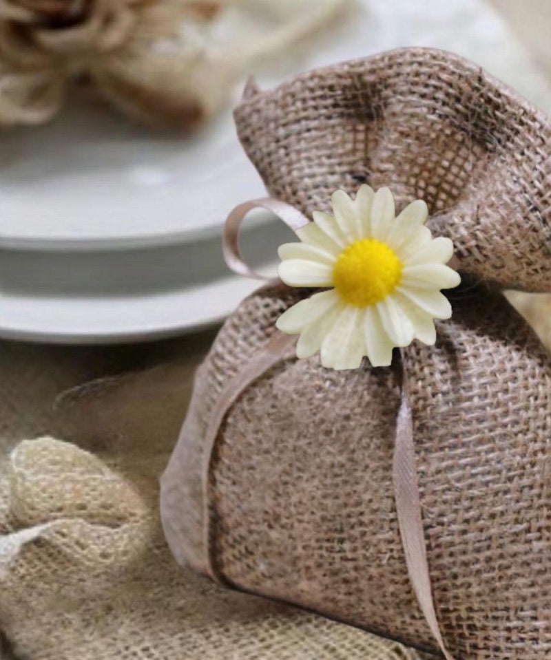 10 Saquinhos de juta com pingente em margarida