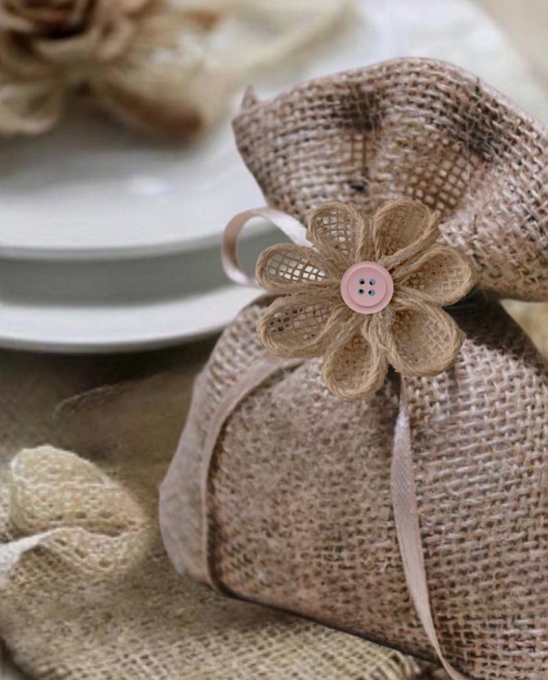 Saquinhos de juta 10 x 15 cm com flor rustica botao rosa