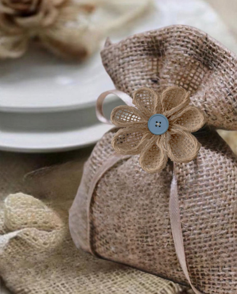 Saquinhos de juta 10 x 15 cm com flor rustica botao azul