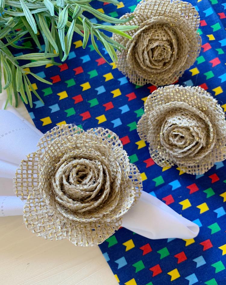 Porta Guardanapo festa junina floral de juta com aro de madeira