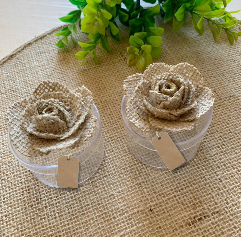 Potes de acrilico lembrancinhas em tampa de rosa de juta