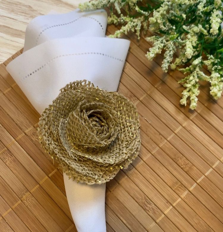 04 porta guardanapos de rosa de juta com anel de madeira