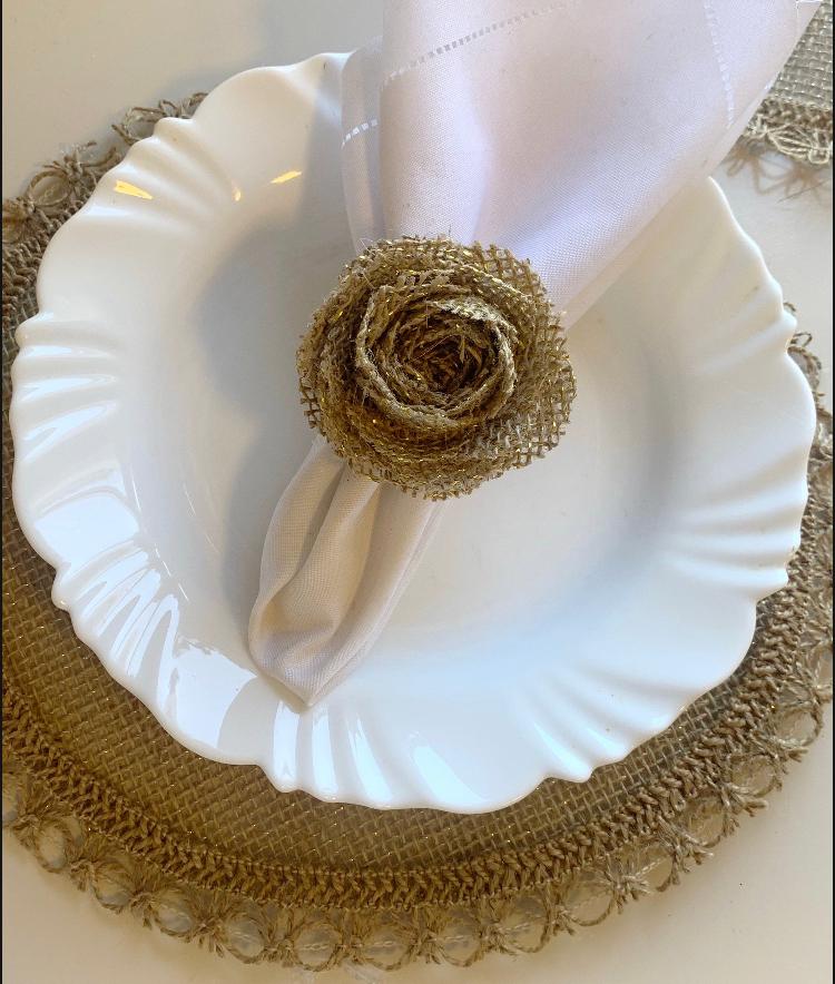 KIT COM 4 PORTA GUARDANAPOS COM ROSA DE JUTA com fios Dourados  E ANEL DE MADEIRA
