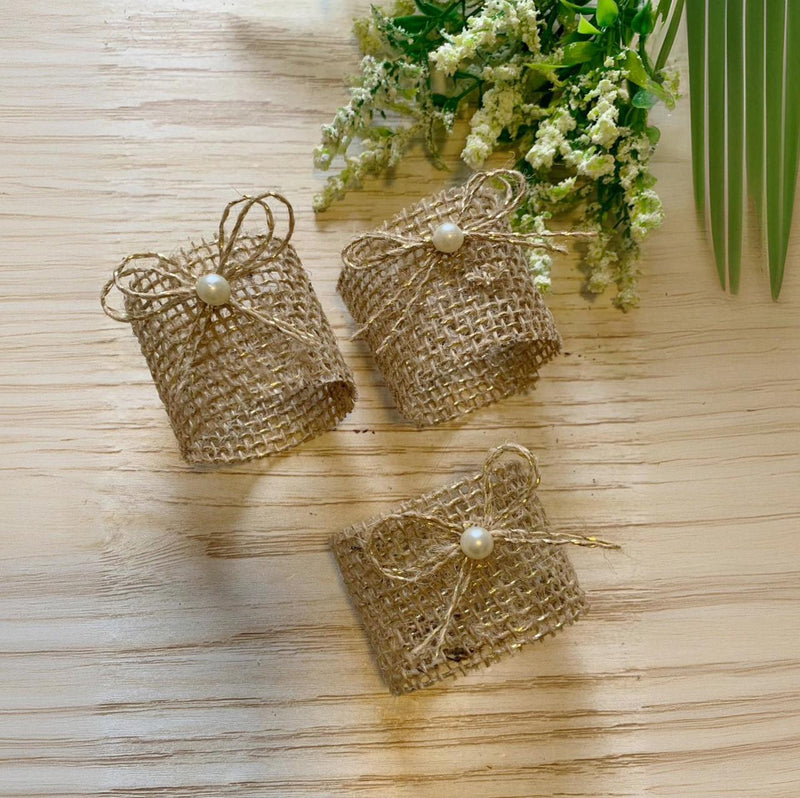 12 Porta guardanapos com fios dourado de juta