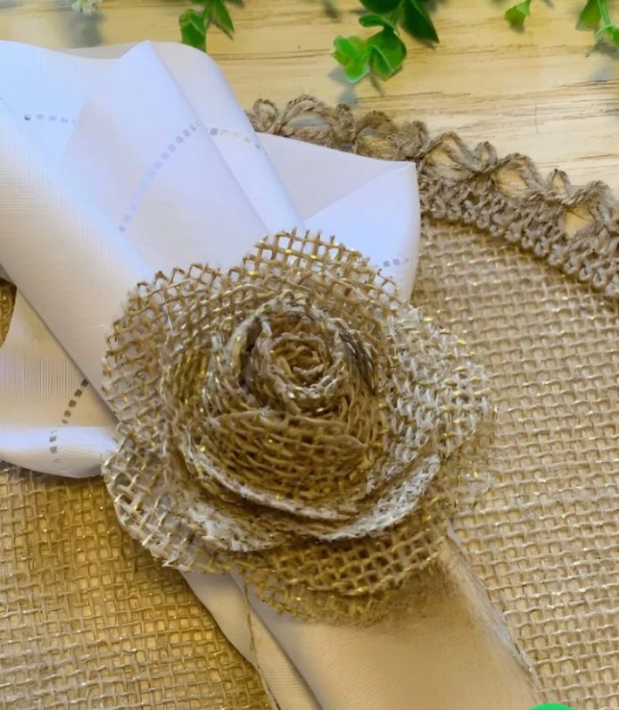 06 porta guardanapos de rosa de juta com anel de madeira
