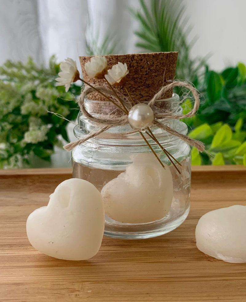Potes de vidro com mini corações de sabonete