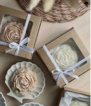 ROSA DE VELA AROMATICA COM EMBALAGEM EM PAPEL KRAFT - UNIDADE