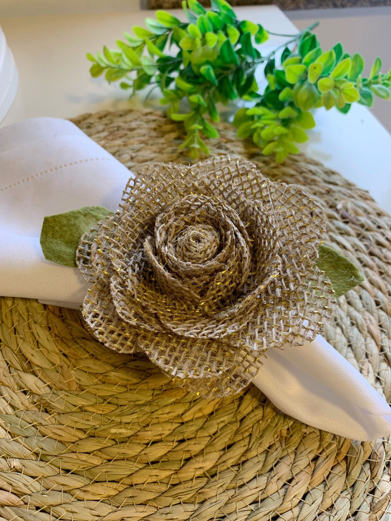 Porta guardanapo rustico com rosas de juta de fios dourados com folhas